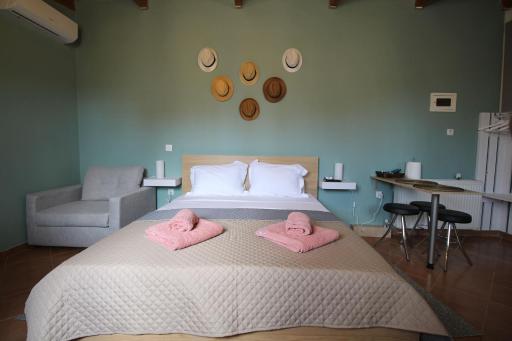 Pikinas Studios near ATH airport - Housity