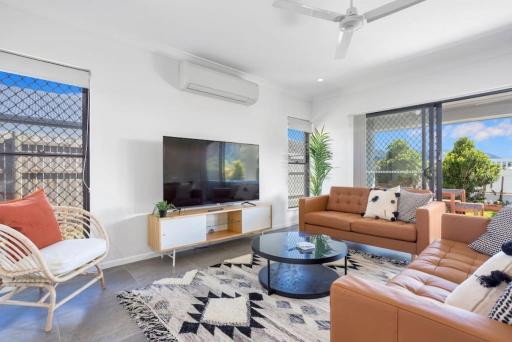 Modern Home with Private Spa and Fenced Garden - Housity