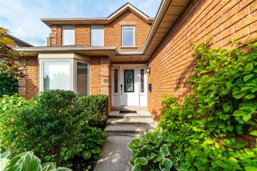 Oakville Family Home-Big Heated Pool-King Bed - Housity