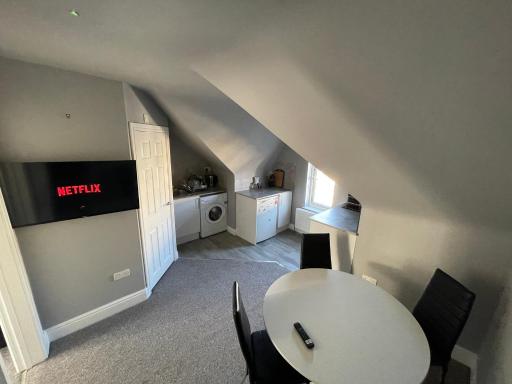 Luton Short Term Lets - Cardiff Road - Housity