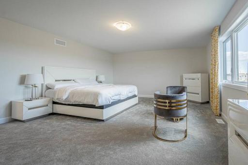 King Beds, Jacuzzi, 18mins D-Town & 7mins Ottawa Airport - Housity
