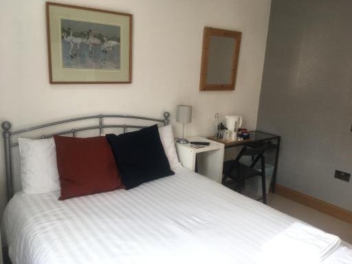 Comfy Double with Separate Private Bathroom in Family Home - Housity