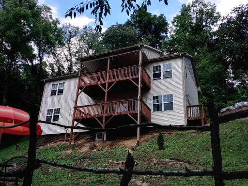 Tranquil Creekside Mountain View Getaway - Housity