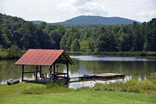 Rustic Meadow - Lake, mountain view, fishing, canoes, pet friendly - Housity