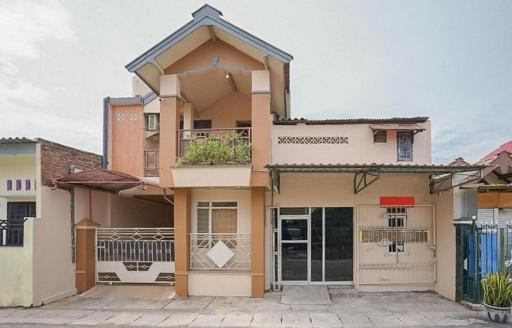 RedDoorz Syariah near Suramadu - Housity
