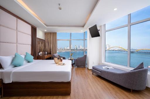 Pariat River Front Hotel - Housity