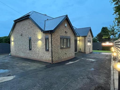 Cheerful 4 Bedroom luxury house with free parking - Housity
