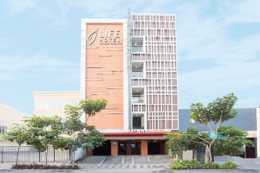 Life Hotel Mayjend Sungkono - Housity