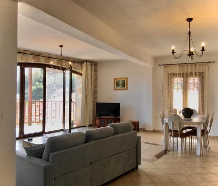 Venetia's Stone House - Housity