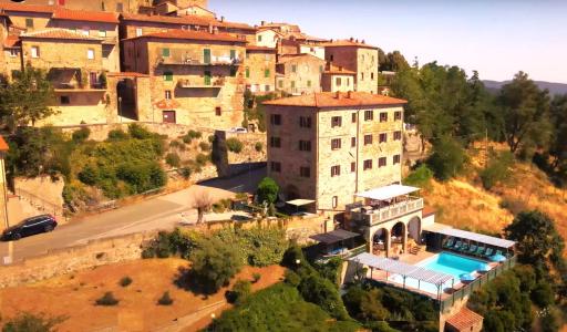 Tuscan Farmhouse with 7 Apartments for max 30 persons - Housity