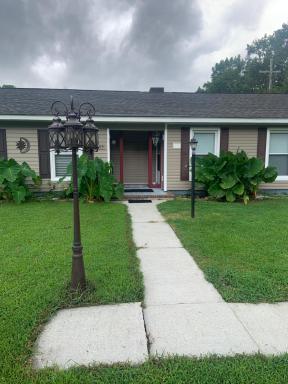 Cheerful two bedroom house 1.5 miles from beach. - Housity