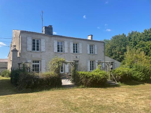 Country 4 bed house with private heated pool - Housity