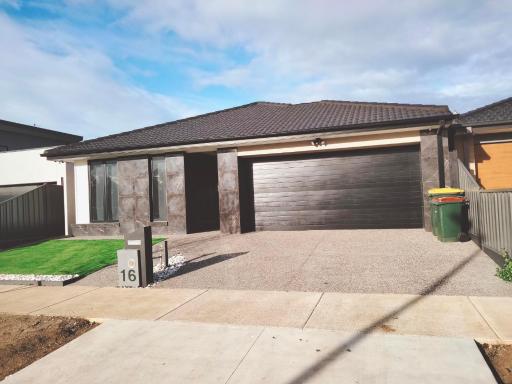 Modern and cosey 4 bedroom house walk to beach - Housity