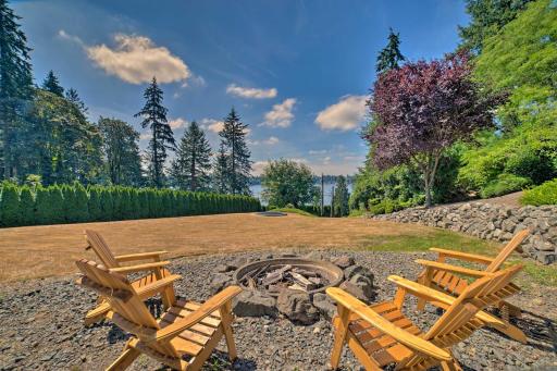 Spacious Lake Stevens Home with Fire Pit, Patio - Housity