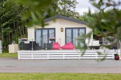 Spacious Homely Lakeside Lodge close to the Beaches - Housity
