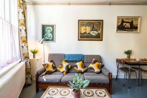 1 Bedroom House With an Edge in King Cross - Housity