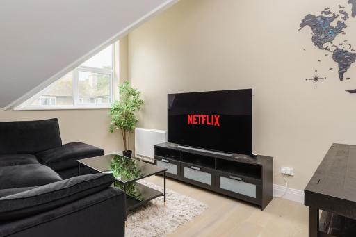 Stylish 2 bed with parking on the Barbican - Housity