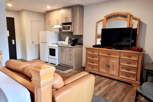 Cozy Spacious 1-BDR Studio #8. FREE Parking - Housity