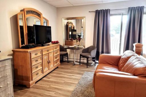 Cozy Spacious 1-BDR Studio #8. FREE Parking - Housity