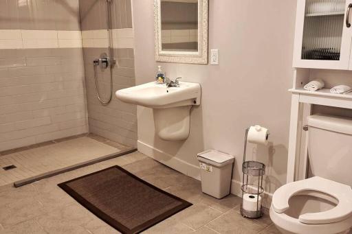 Cozy Spacious 1-BDR Studio #8. FREE Parking - Housity