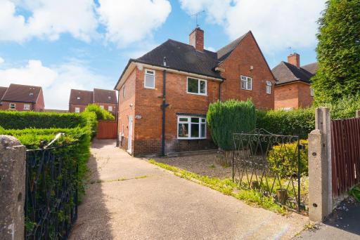 Alderton House - Spacious 3 Bed with Parking - Housity