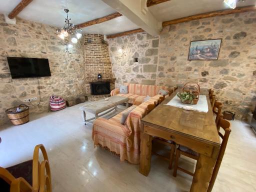 Tasia Stone House - Housity