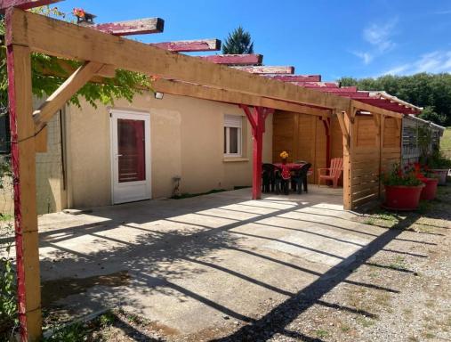 Appartement indépendant, terrasse couverte, rouge - Housity