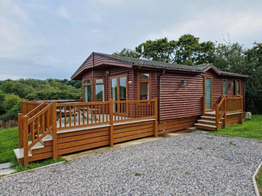 WILLOW Lodge with hot tub - relaxing and peaceful with lovely walk to private fishing lakes - Housity