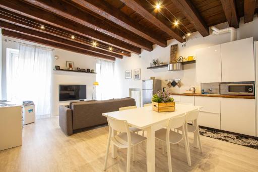Madame Verona - Housity
