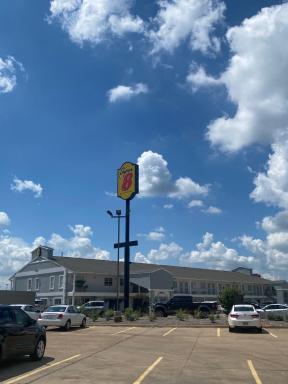 Super 8 by Wyndham Terrell - Housity