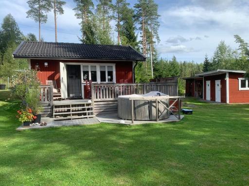 Egen Gäststuga med sjöutsikt - Housity