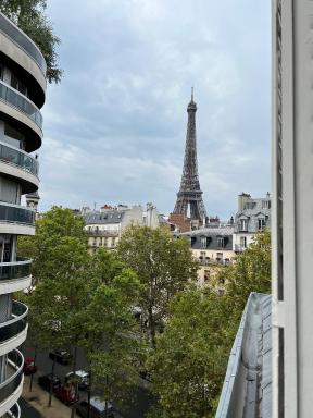 Alma - Amazing Eiffel Tower View - Housity