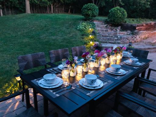 Entire English Villa with beautiful fenced backyard - Housity