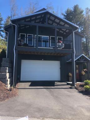Serene Rustic Farmhouse Mountain Cottage (Sleeps 4) - Housity
