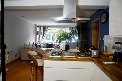 2 bed apartment 5 minutes from airport & 5 minutes walk to Village - Housity