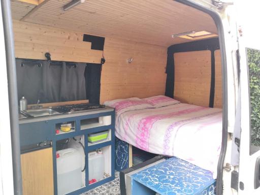 Double bed in a campervan - Housity