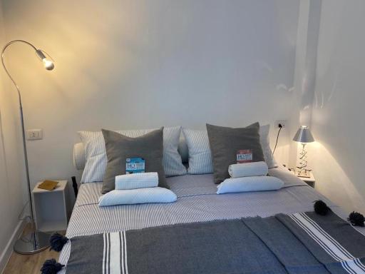 L’Angolino di MAGDA: on the lake-PRIVATE beach! - Housity