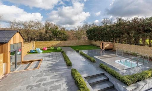 Love island style Mansion, Hot Tub, Sauna, Games room, themed rooms, bar, sleeps 24 - Housity