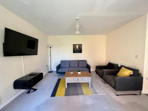 Spacious 2-bedroom house with free parking - Housity