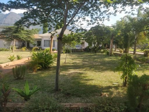 Chams white house home stay - Housity