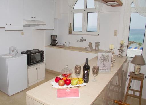 white house by the sea - Housity