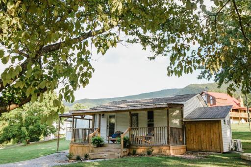 Moonlight Cottage - Your Romantic & Scenic Escape - Housity