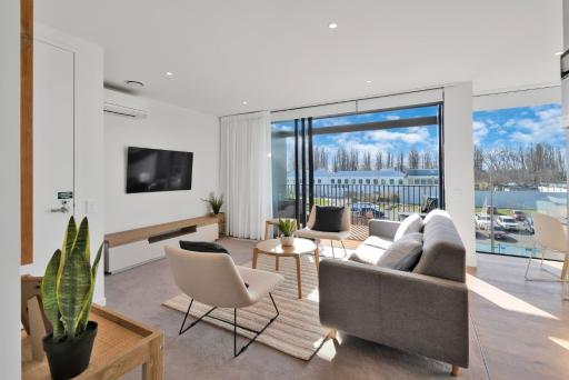 Top Floor Luxury City Central w Sunny Balcony - Housity