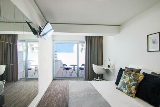 Phaedrus Living: Luxury Suite Nicosia 502 - Housity