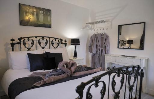 Lincoln Holiday Retreat Cottage with Private Hot Tub - Housity