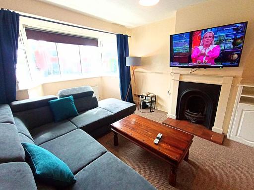 3 bedroom House with TV in every bedroom in Perry Bar perfect for contractors and families - Housity