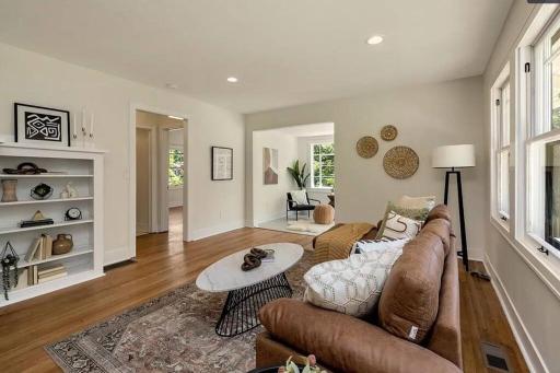 Stylish 3 Bedroom & 3 Bath Home-Centraly Located - Housity