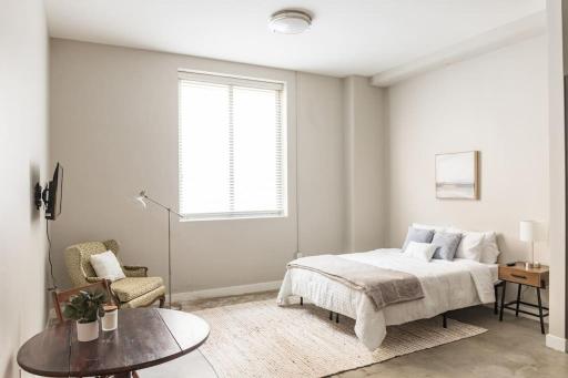 Modern Studio Downtown with Hotel Amenities - Housity
