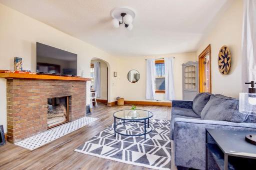 Huge 5 Bedroom Home with Office near Drake - Housity