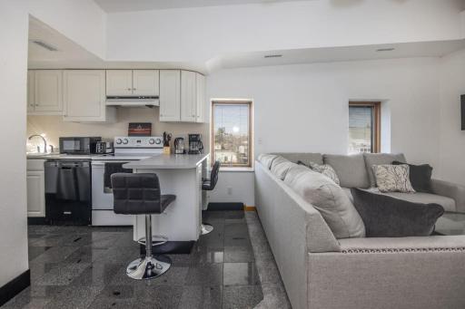 Spacious Loft with Jacuzzi & Free Parking - Housity